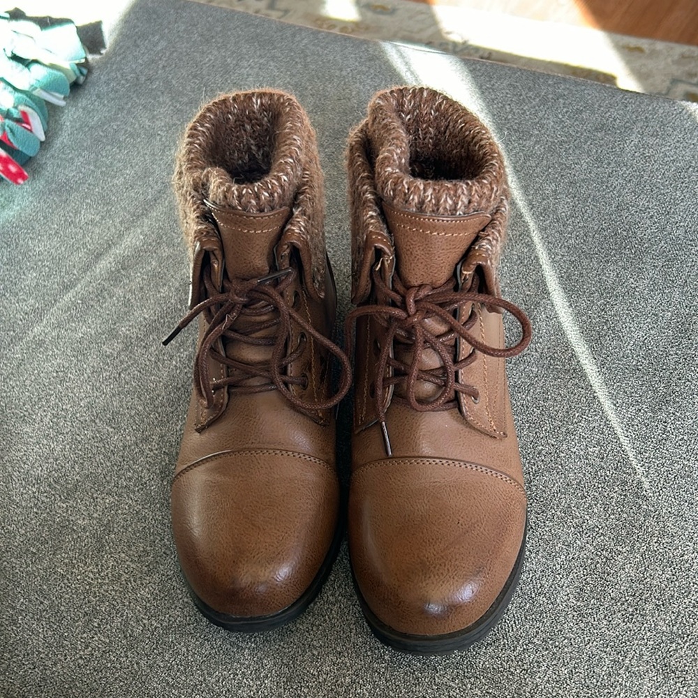 Jessica Cline booties size 8W